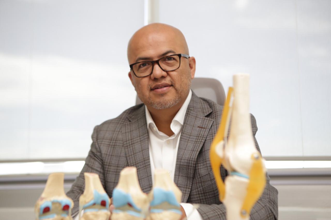 Dr. Erick Paredes en consultorio